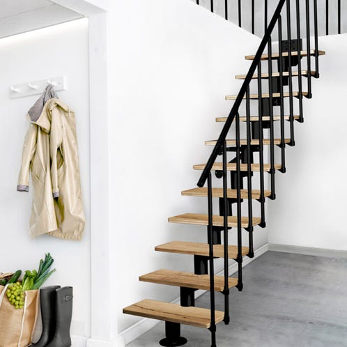 ■ El conjunto b&aacute;sico consta de 11 pelda&ntilde;os ■ Barandilla universal de un solo lado (derecha o izquierda) ■ 17 postes verticales ■ Pasamanos de pl&aacute;stico &oslash; 40 mm