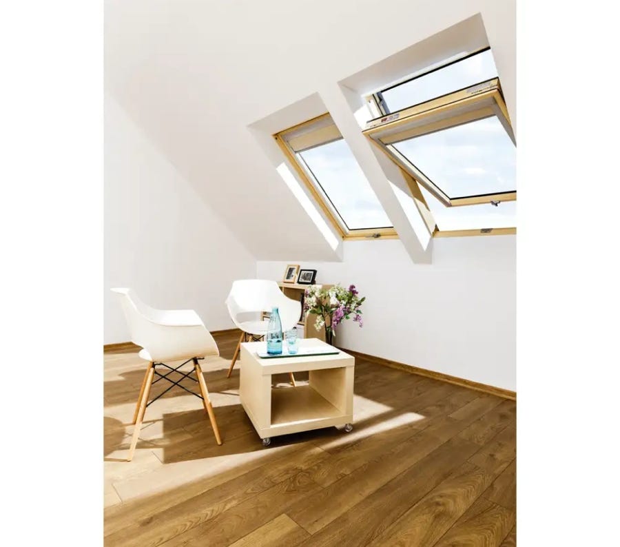 El &aacute;tico, adaptado a la sala de estar gracias a las grandes ventanas de tejado Fakro y a las escaleras de caracol modulares de Atrium. Las escaleras modulares permitieron el automontaje in situ, teniendo en cuenta los desniveles derivados del uso de las plantas. Los escalones de Atrium permiten mantener la misma altura en todos los escalones, independientemente de los cambios de altura de las plantas durante la reforma.